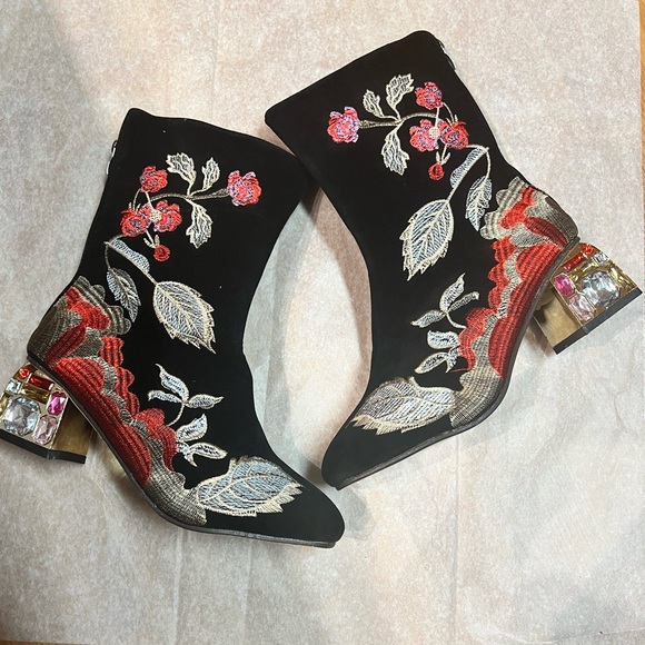 NWOT - Embroidered Faux Suede Ankle Boots (US 7) - Picture 5 of 13